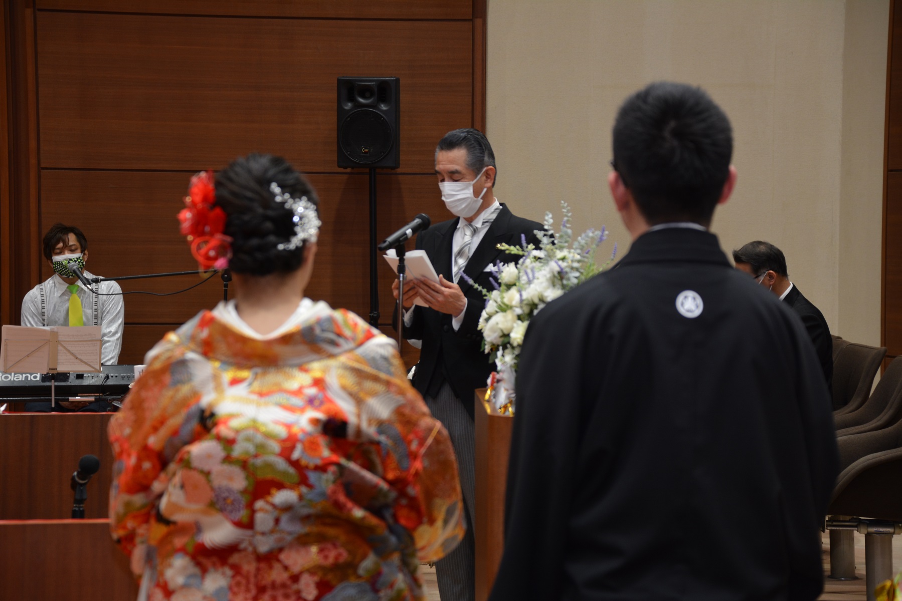 議場結婚式での祝辞の様子