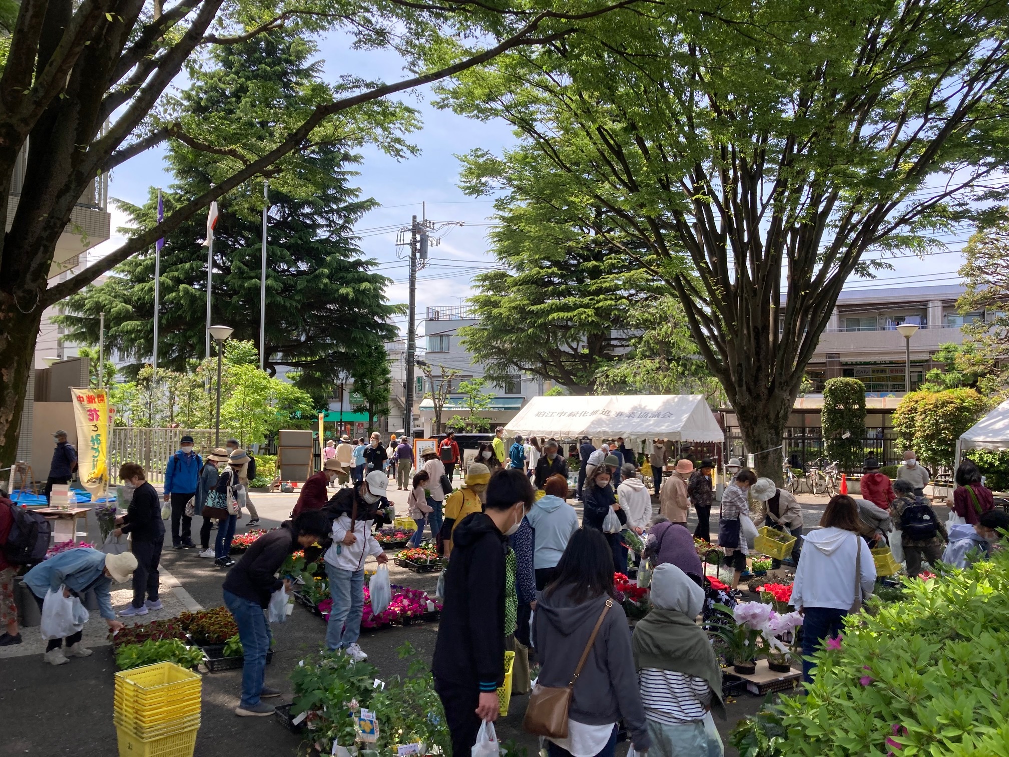 市民でにぎわう即売会