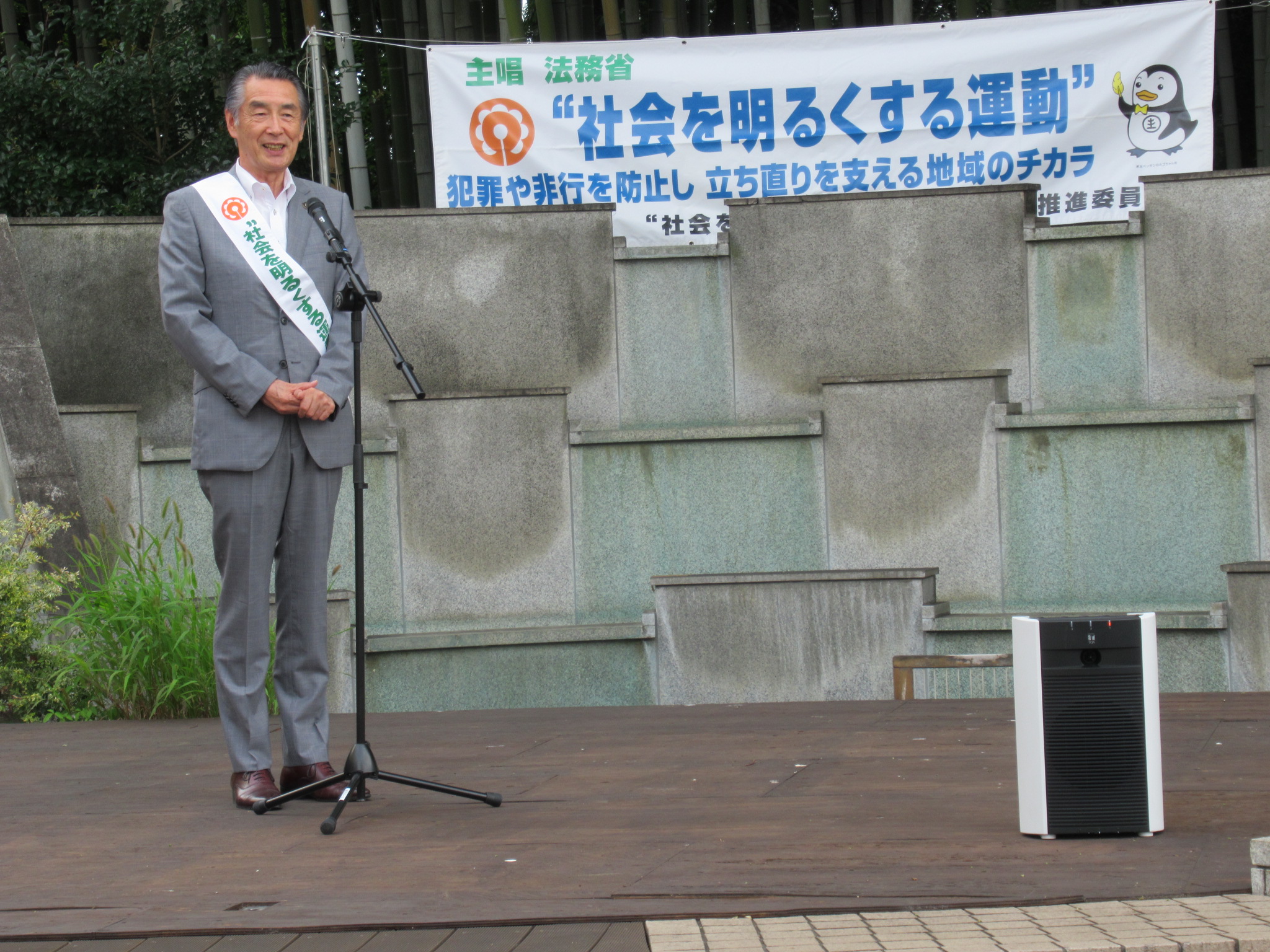 駅頭広報活動でのあいさつの様子