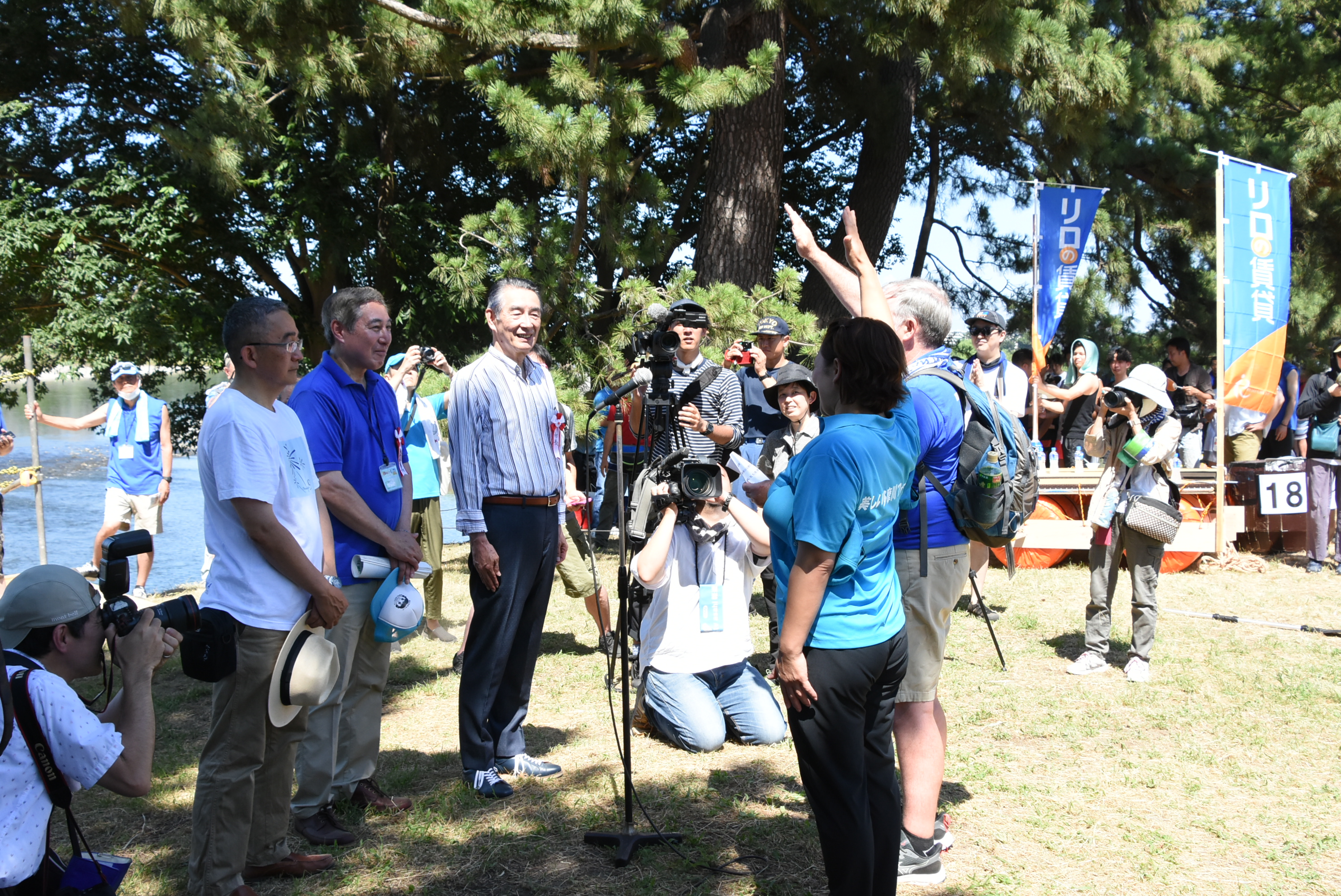 選手宣誓を受ける市長