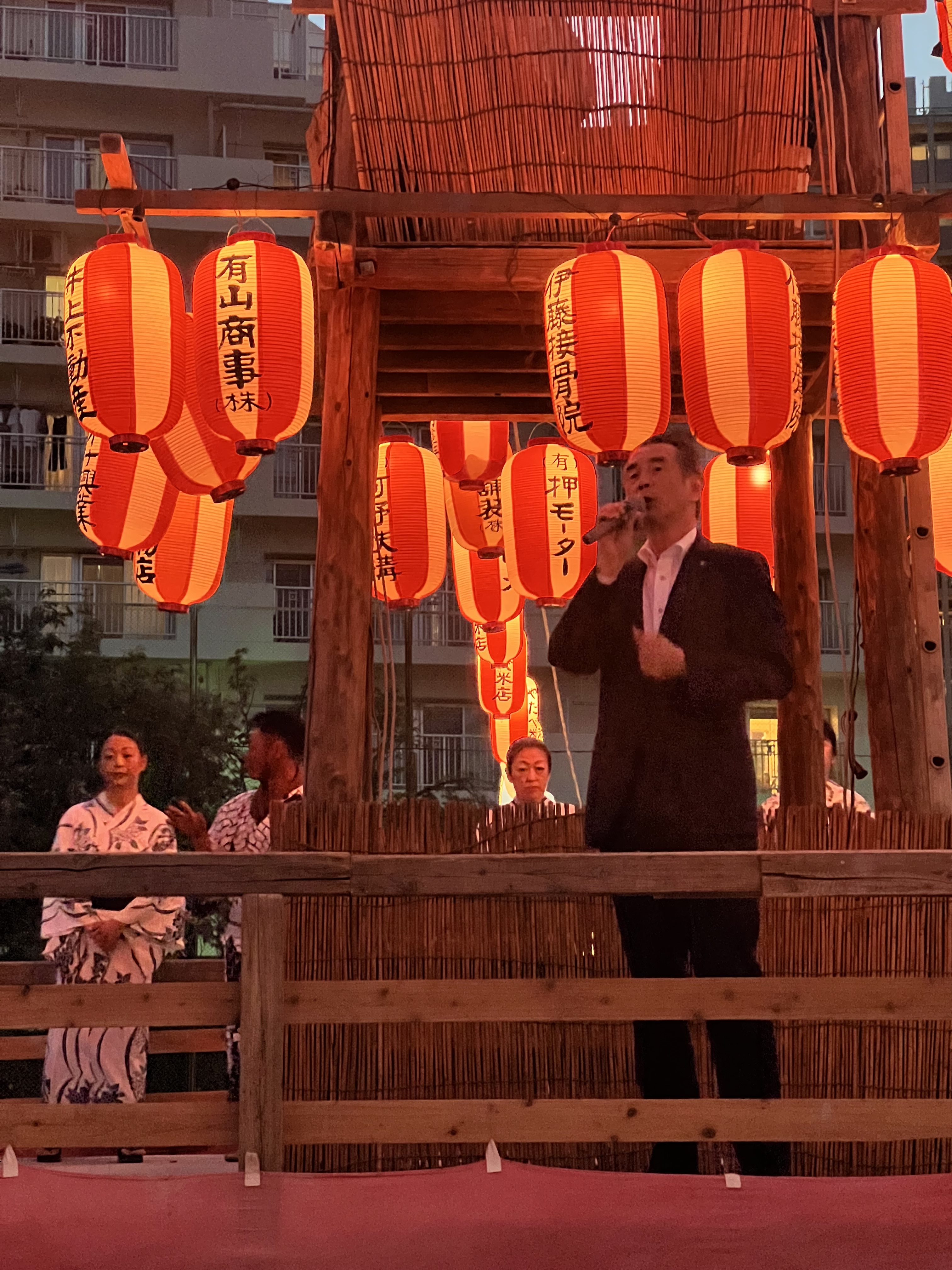 盆踊り大会でやぐらの上からあいさつ