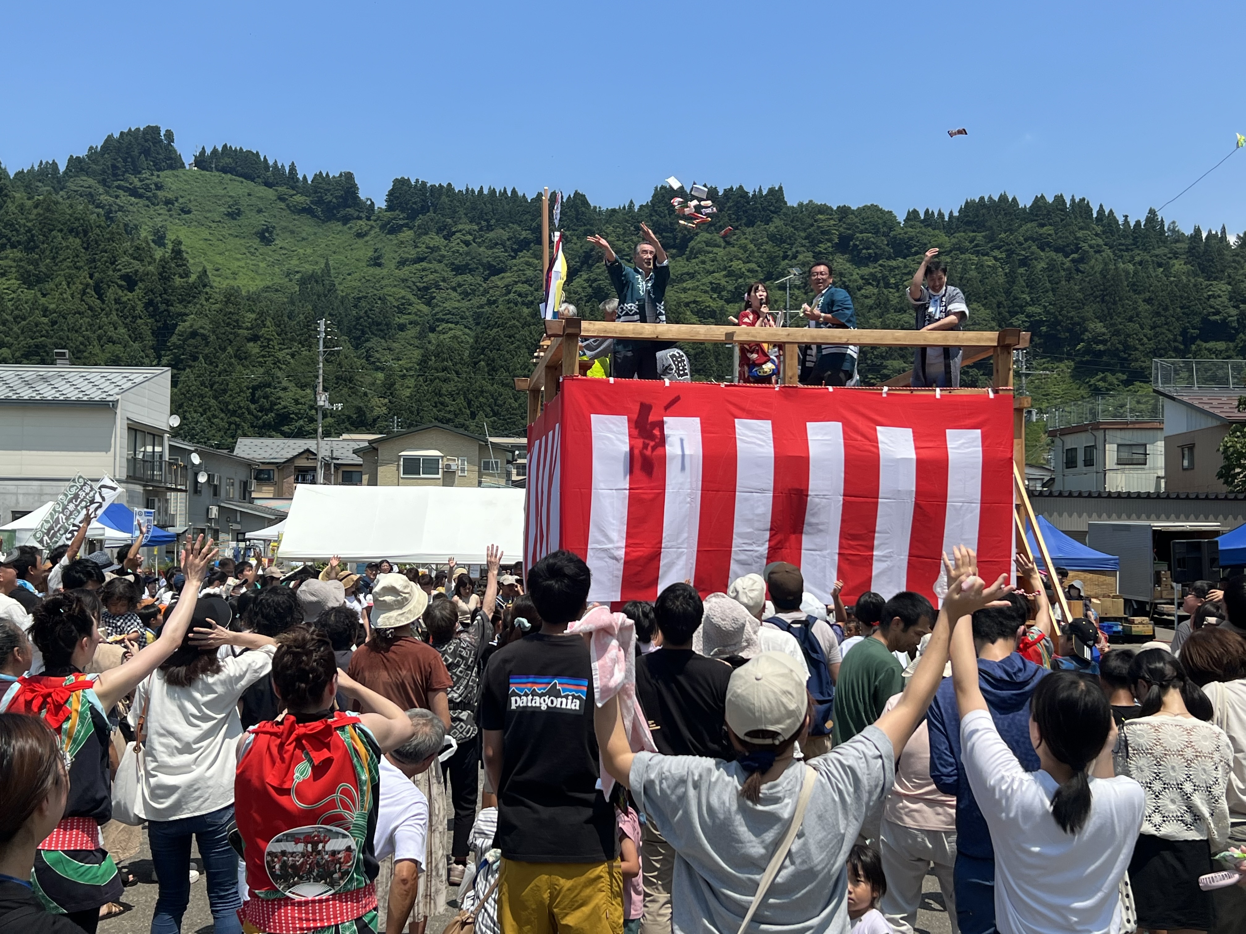 川口まつりで福餅まきをする市長