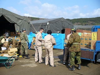 市民からの支援物資等を集積所に搬入（写真）