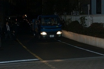 救援物資の搬送(写真)