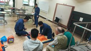 消防団の実技を見学する市民