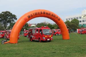 会場入りするポンプ車